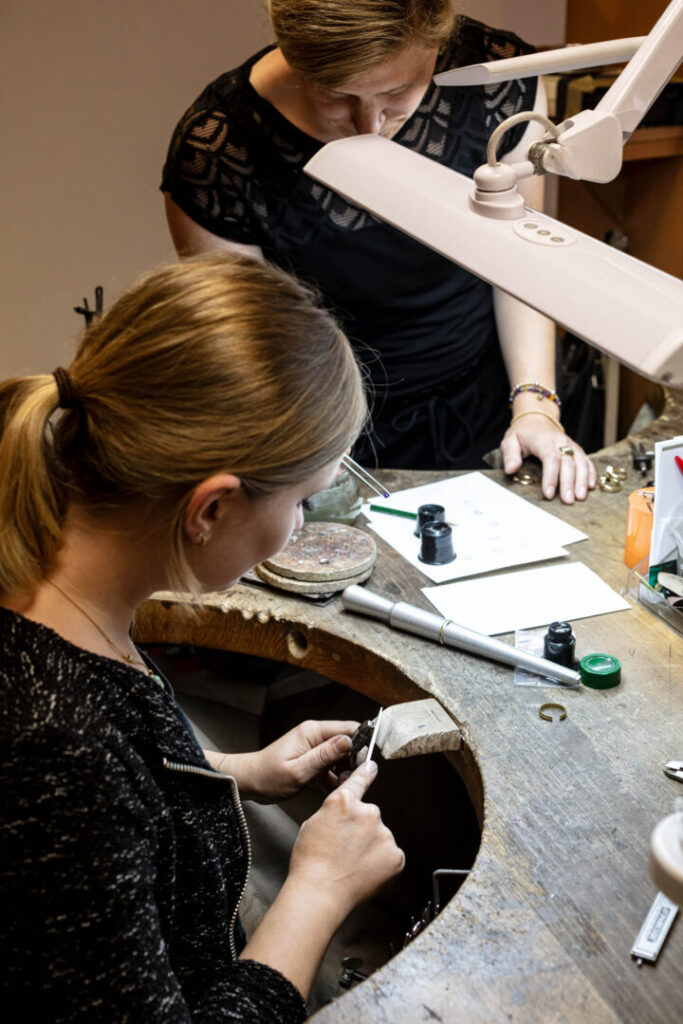 Goldschmiedewerkstatt
Goldschmiede Geilsdorf
Steinfurt
Marina Knöpker
Doreen Everdiking
Goldschmied
